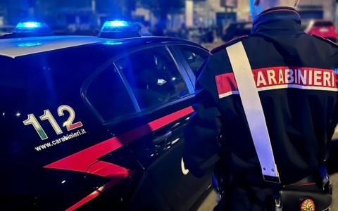 Accoltellamento in parco: uomo ferito, ricercati due aggressori