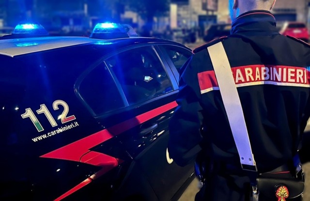 Accoltellamento in parco: uomo ferito, ricercati due aggressori