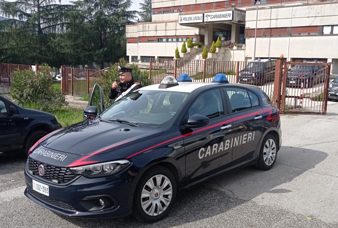 Ferito alla gola mentre prova a fermare una lite