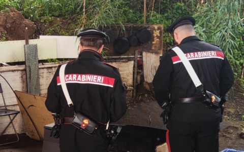 Si barrica e minaccia di incendiare la casa della ex