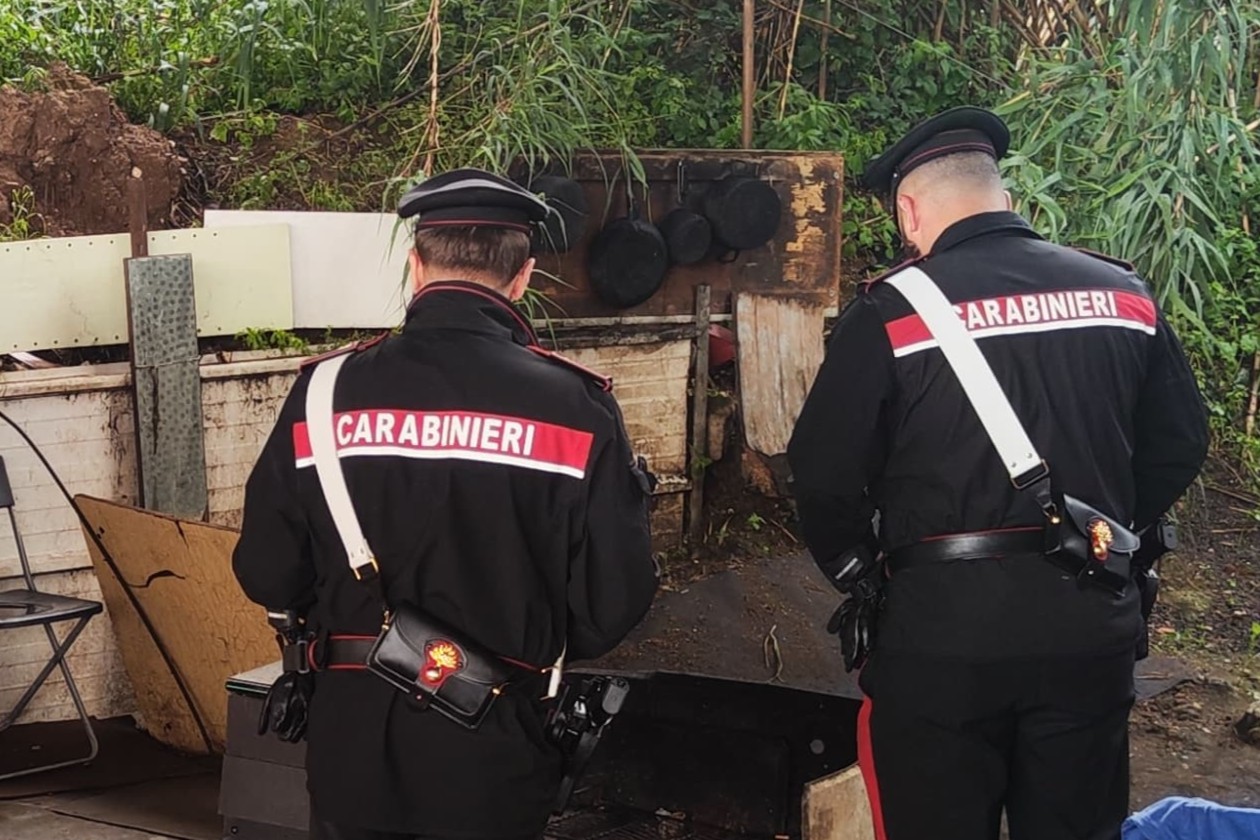Si barrica e minaccia di incendiare la casa della ex