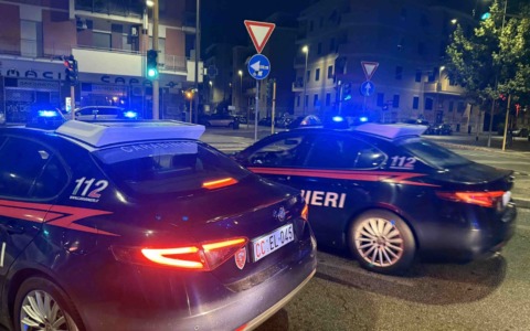 Ferito al collo mentre tenta di sedare una lite