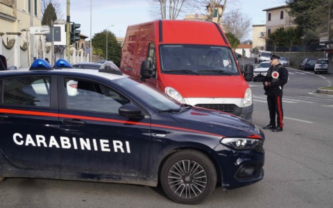 Coccio al collo, ferito mentre divide una rissa