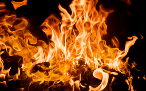 Incendio sul tetto, vigili del fuoco al lavoro tutta la notte
