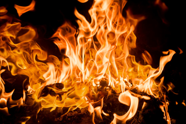Incendio sul tetto, vigili del fuoco al lavoro tutta la notte