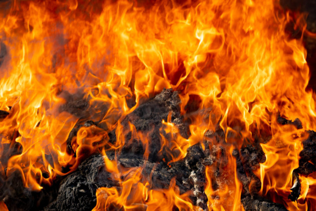 Incendio di un veicolo sulla SP27: trovato un corpo senza vita