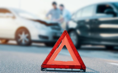 Incidente stradale: auto si ribalta in un fossato e ferisce un 55enne