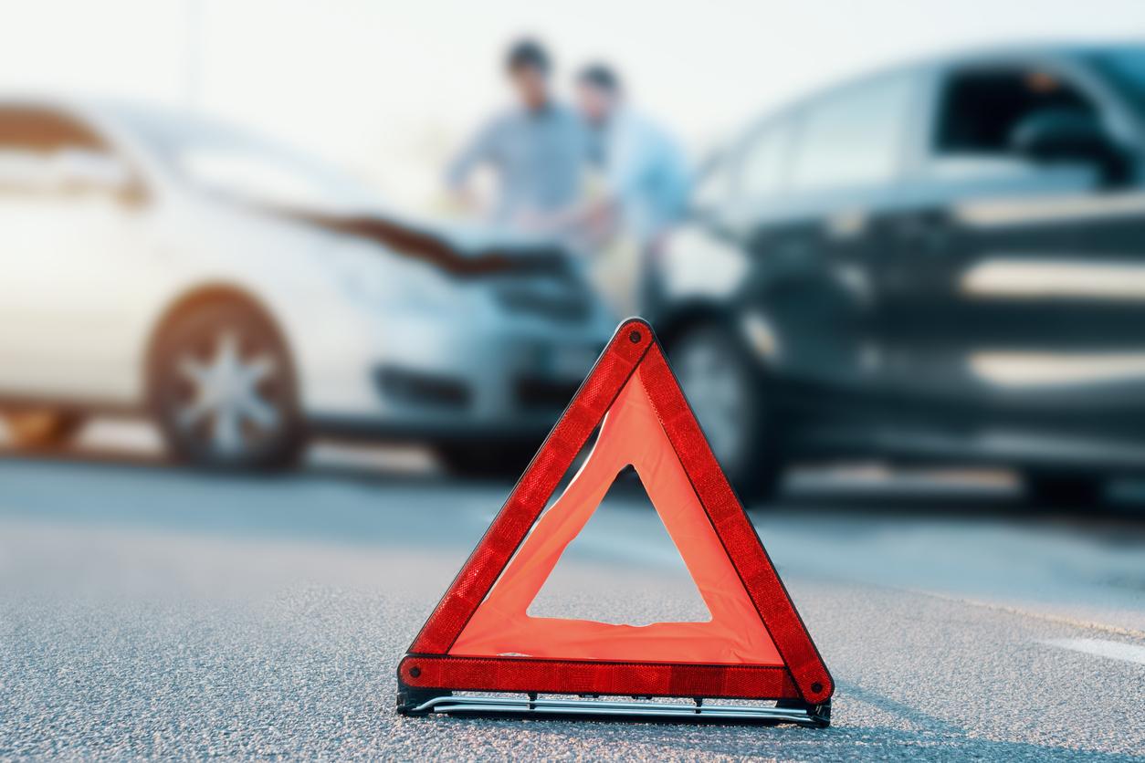 Incidente stradale: auto si ribalta in un fossato e ferisce un 55enne