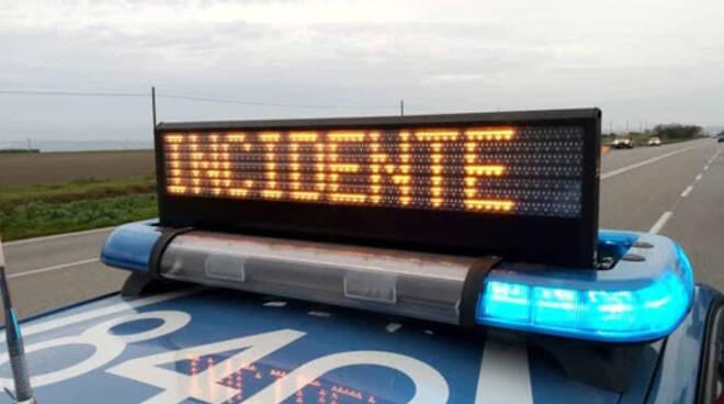 Tamponamento sulla Variante della via Emilia: tre feriti e traffico in tilt
