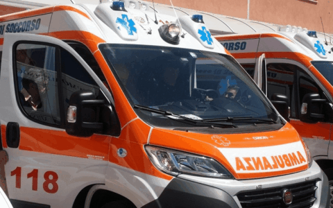 Due bambini di 2 anni e 7 mesi chiusi in auto, salvati dai Vigili del Fuoco
