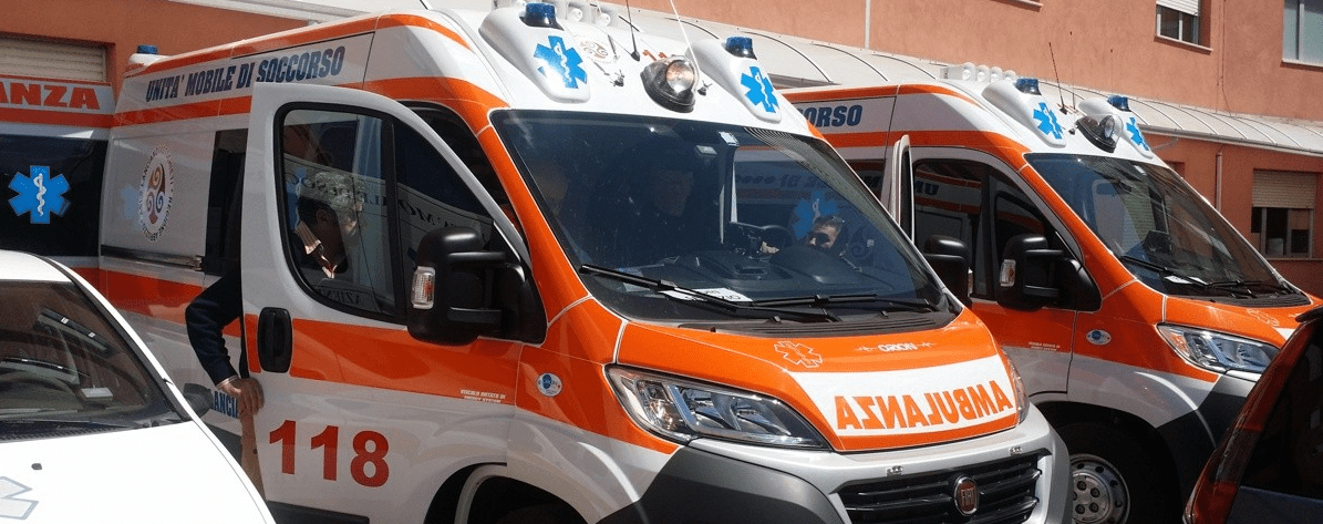 Due bambini di 2 anni e 7 mesi chiusi in auto, salvati dai Vigili del Fuoco