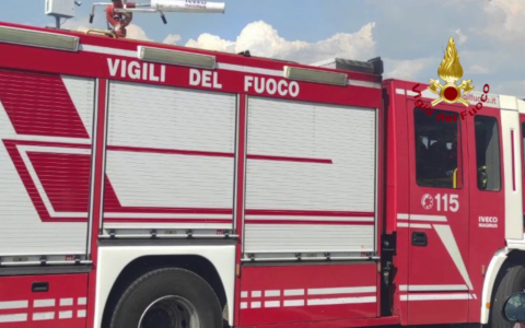 Incendio sul tetto, Vigili del Fuoco al lavoro a Marudo
