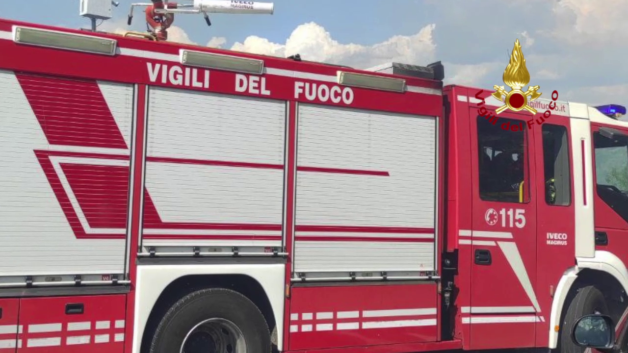 Incendio sul tetto, Vigili del Fuoco al lavoro a Marudo