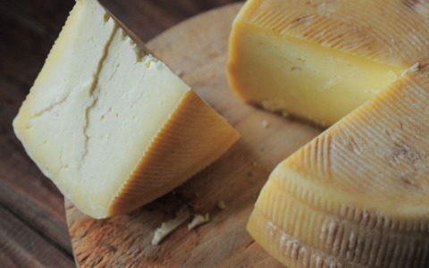 A Codogno un tecnico di Madrid visita la filiera del formaggio